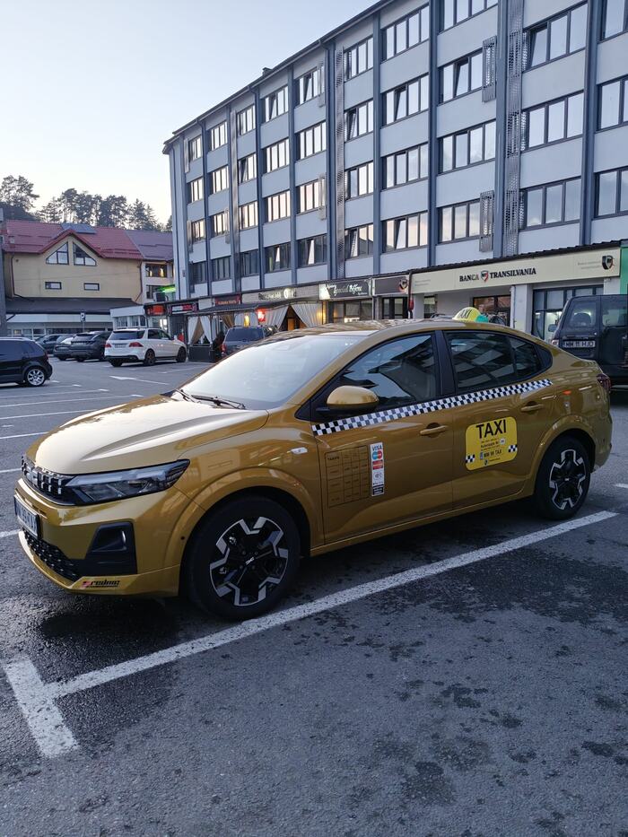 Taxi Cristi Borșa parcat în centrul localității