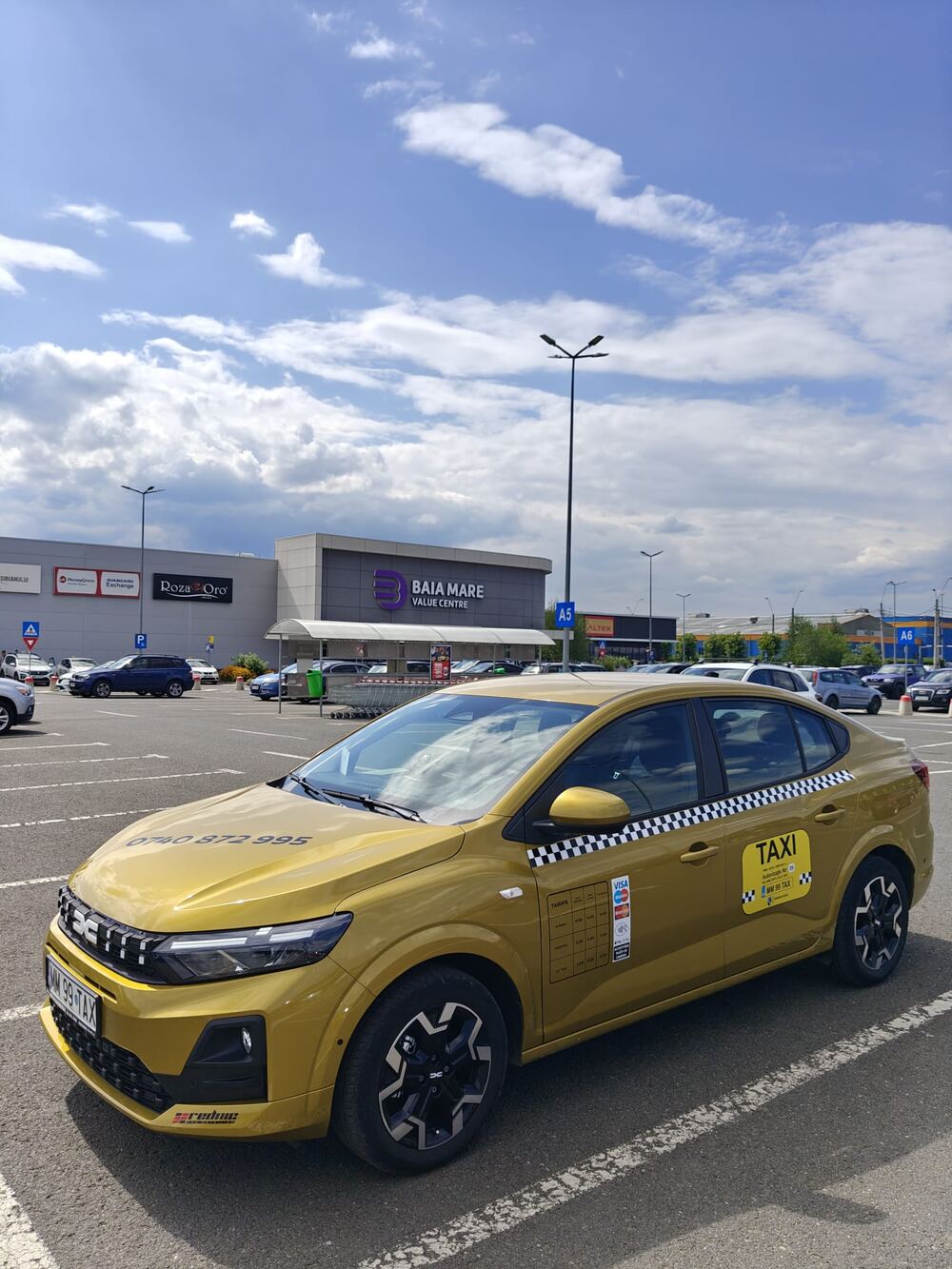 Mașină taxi galben-auriu Cristi Taxi în Borșa, Maramureș