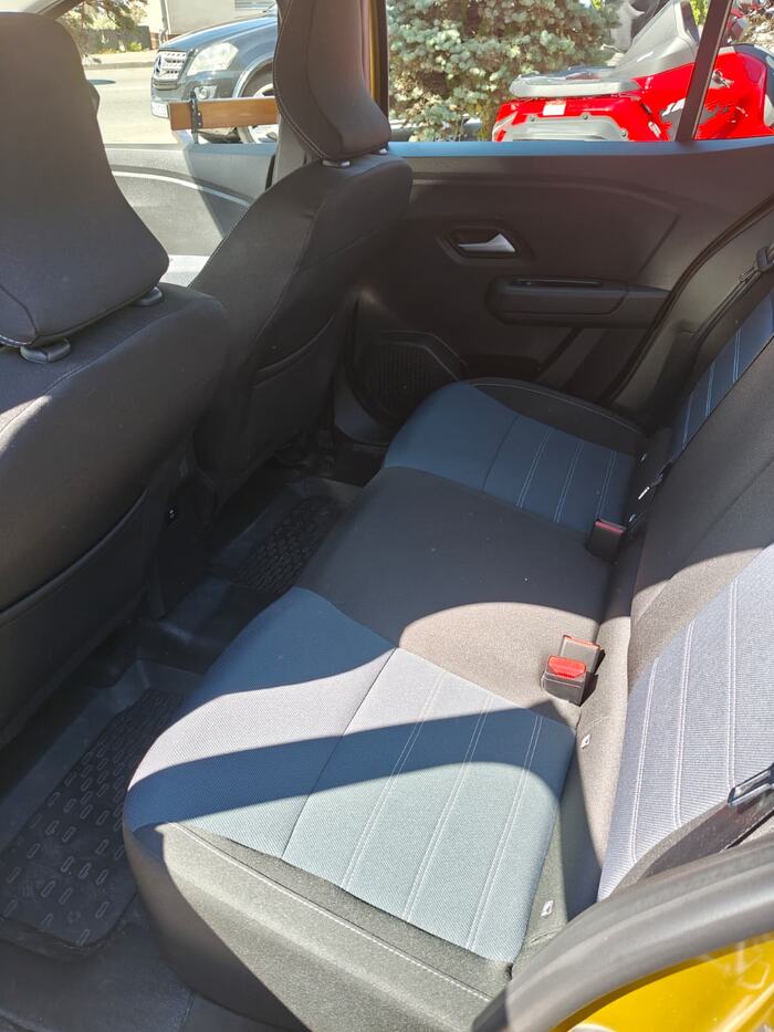 Interior mașină Cristi Taxi Borșa, bancheta din spate
